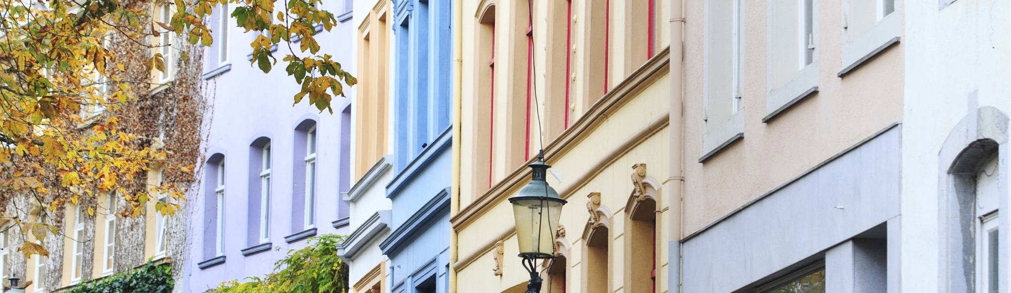 De Bergstraat in Vaals met de bekende gekleurde huizen
