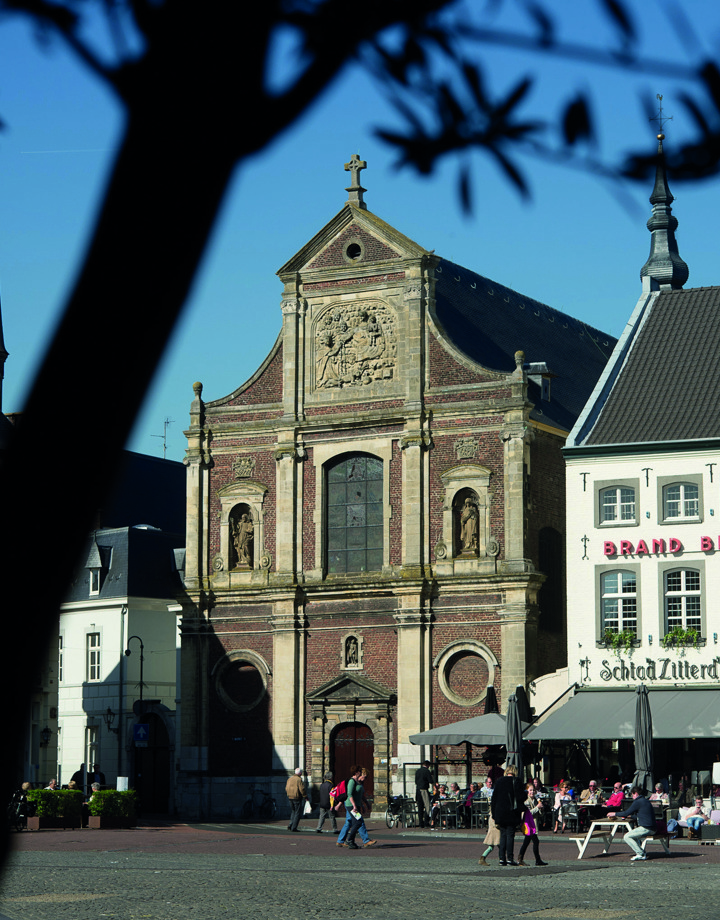 De St. Michielskerk op de markt in Sittard