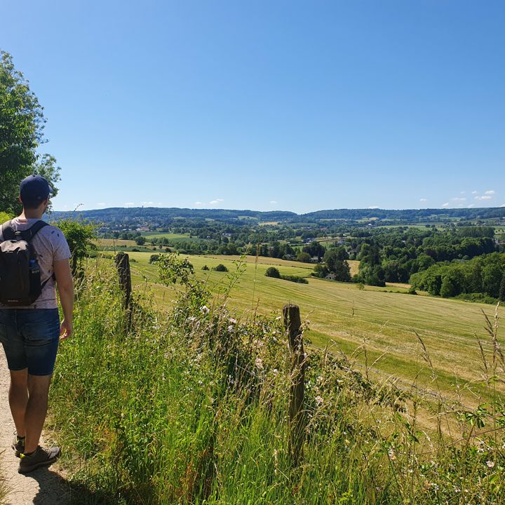 Wandelaar geniet van het uitzicht in Vaals op een zomerse dag