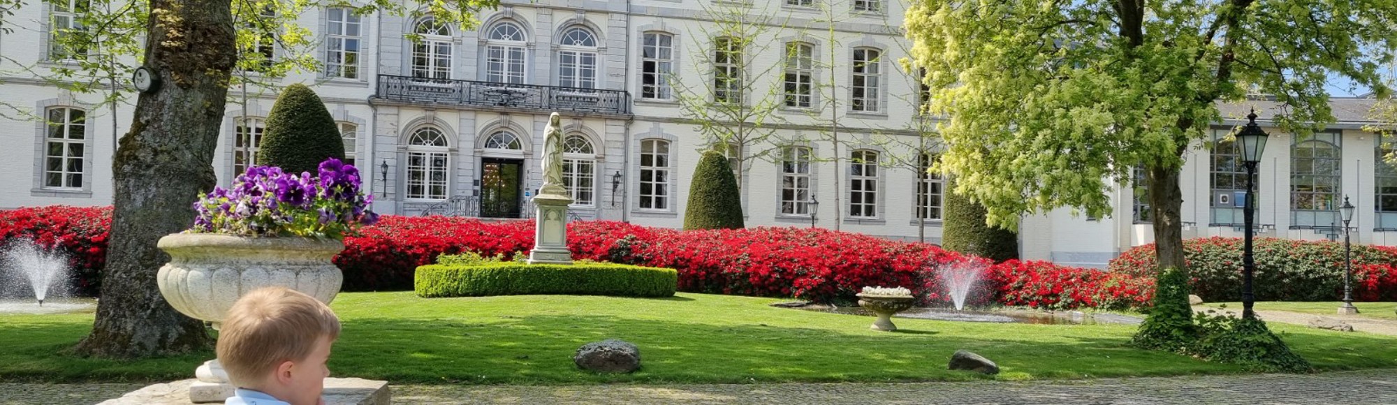 Een kind dat gehurkt kijkt naar Kasteel Bloemendal Vaals