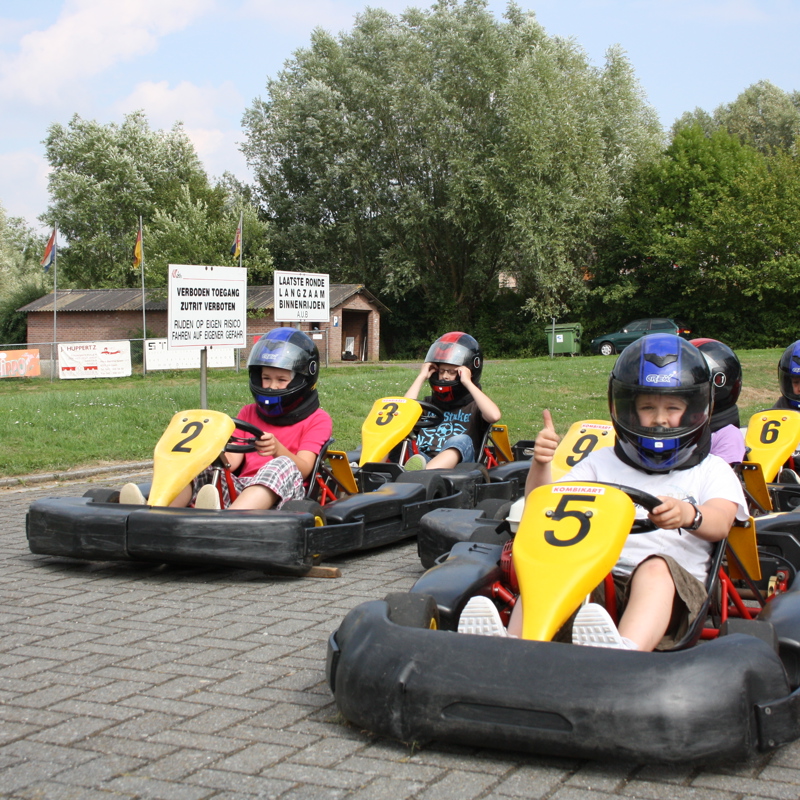 Kinderen zitten in karts bij Outdoor Karting Vaals